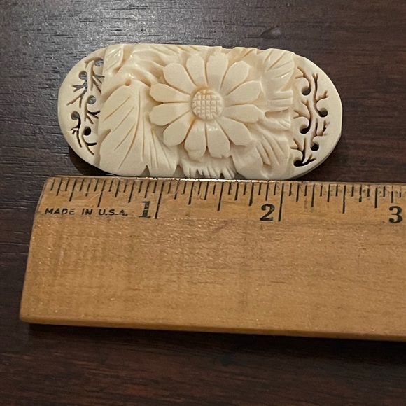 Japanese 1950s hand carved bone floral silver tone pin brooch - Picture 8 of 8
